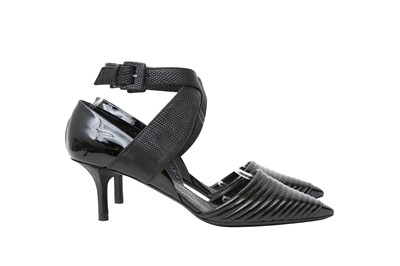 Lot 535 - λ Louis Vuitton Black Lizard Wrap Heeled Pump - Size 39