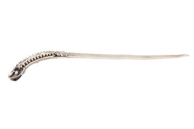 Lot 454 - A DIAMOND-SET PARCEL-GILT MAKARA HAIRPIN