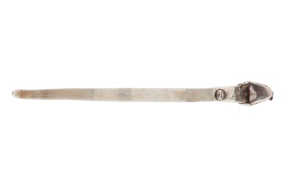 Lot 454 - A DIAMOND-SET PARCEL-GILT MAKARA HAIRPIN