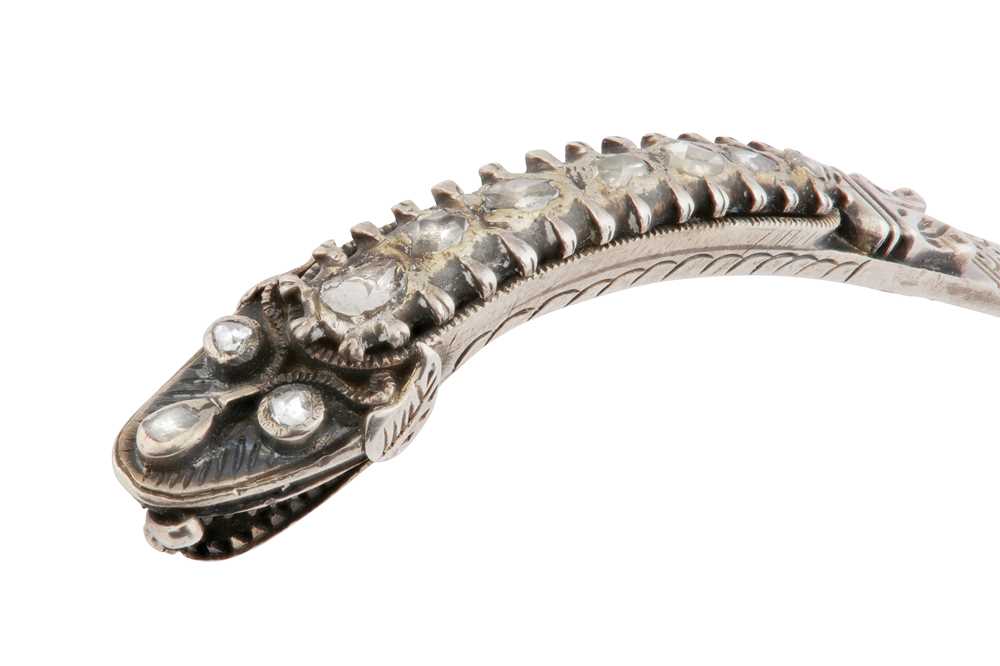 Lot 454 - A DIAMOND-SET PARCEL-GILT MAKARA HAIRPIN