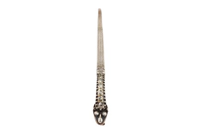Lot 454 - A DIAMOND-SET PARCEL-GILT MAKARA HAIRPIN