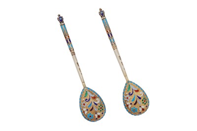 Lot 251 - A pair of Nicholas II late 19th / early 20th century Russian 84 zolotnik silver and cloisonné enamel coffee spoons, Moscow 1896-1908 by Mikhail Aleksandrov (active 1883-1908)