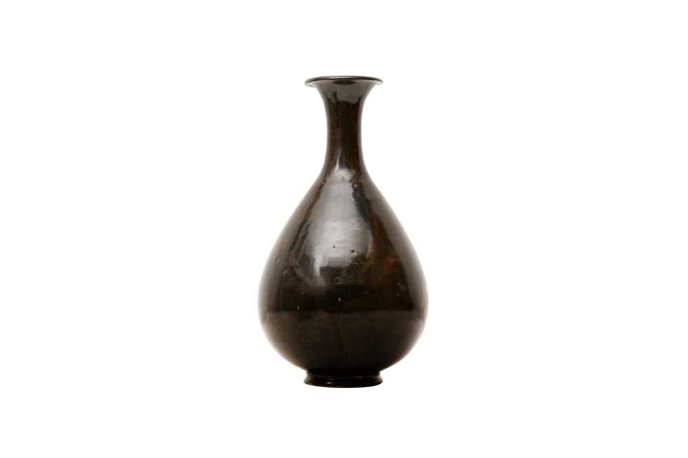 Lot 80 - A CHINESE DARK BROWN-GLAZED VASE, YUHUCHUNPING