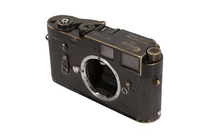 Lot 151 - A Black Paint Leica M2 Rangefinder Camera Body