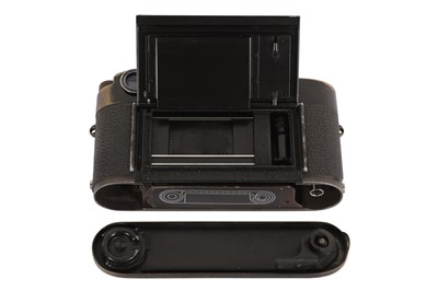 Lot 151 - A Black Paint Leica M2 Rangefinder Camera Body