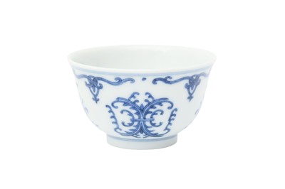 Lot 125 - A CHINESE BLUE AND WHITE 'HONEYSUCKLE' CUP