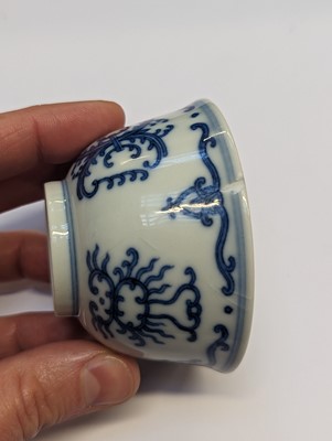 Lot 125 - A CHINESE BLUE AND WHITE 'HONEYSUCKLE' CUP