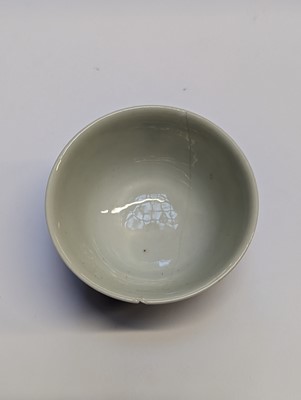 Lot 125 - A CHINESE BLUE AND WHITE 'HONEYSUCKLE' CUP