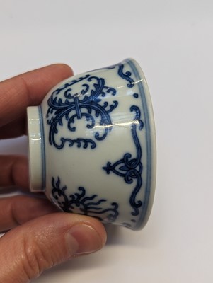 Lot 125 - A CHINESE BLUE AND WHITE 'HONEYSUCKLE' CUP