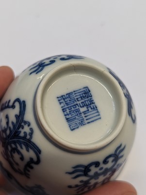 Lot 125 - A CHINESE BLUE AND WHITE 'HONEYSUCKLE' CUP