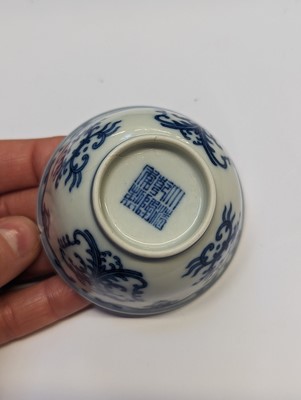 Lot 125 - A CHINESE BLUE AND WHITE 'HONEYSUCKLE' CUP