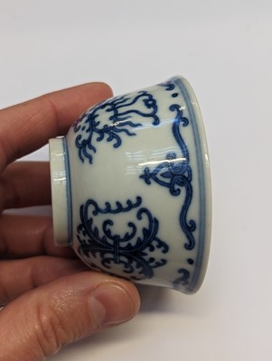 Lot 125 - A CHINESE BLUE AND WHITE 'HONEYSUCKLE' CUP