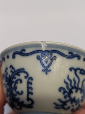 Lot 125 - A CHINESE BLUE AND WHITE 'HONEYSUCKLE' CUP