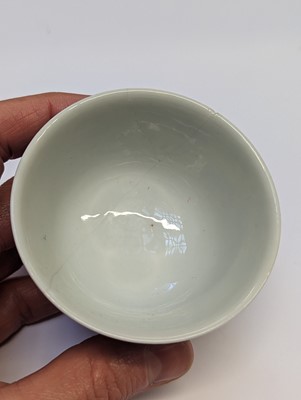 Lot 125 - A CHINESE BLUE AND WHITE 'HONEYSUCKLE' CUP