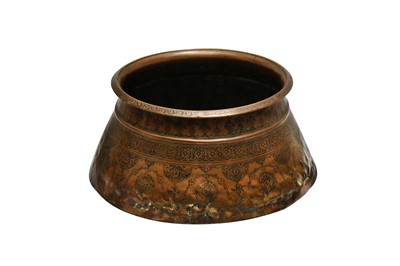 Lot 48 - A LARGE ENGRAVED COPPER BASIN