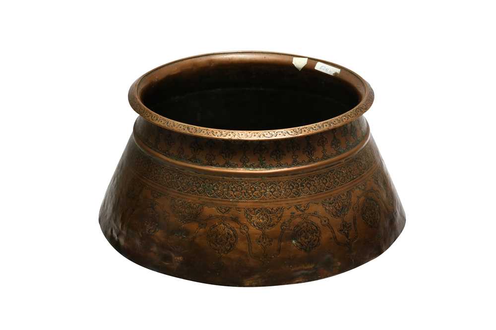 Lot 48 - A LARGE ENGRAVED COPPER BASIN