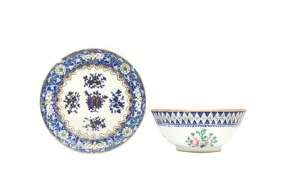 Lot 39 - A CHINESE PORCELAIN 'FAMILLE ROSE' BOWL AND A SMALL DISH