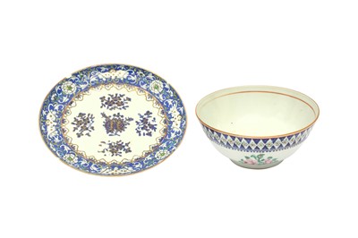 Lot 39 - A CHINESE PORCELAIN 'FAMILLE ROSE' BOWL AND A SMALL DISH
