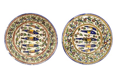 Lot 15 - A POLYCHROME-PAINTED POTTERY BOWL AND SERVING PLATE WITH FISH DESIGN