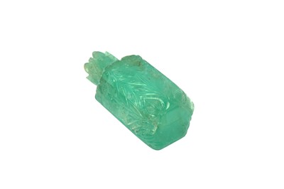 Lot 87 - A CARVED MUGHAL EMERALD SCENT BOTTLE WITH STOPPER