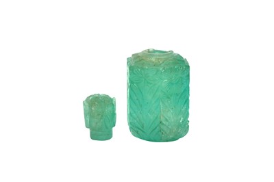Lot 87 - A CARVED MUGHAL EMERALD SCENT BOTTLE WITH STOPPER