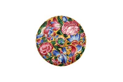 Lot 42 - A SMALL POLYCHROME-PAINTED ENAMELLED GOLD LID