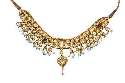 Lot 88 - AN INDIAN BEJEWELLED GOLD NECKLACE WITH SEED PEARLS