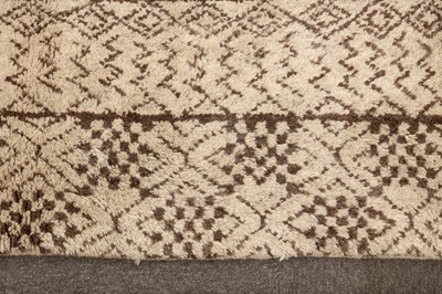 Lot 400 - A FINE CONTEMPORARY DESIGN MORROCAN CARPET