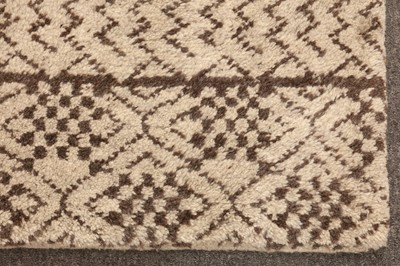 Lot 400 - A FINE CONTEMPORARY DESIGN MORROCAN CARPET