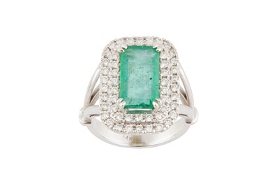 Lot 43 - An emerald and diamond cluster ring