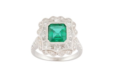 Lot 158 - An emerald and diamond ring