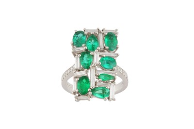 Lot 47 - An emerald and diamond dress ring