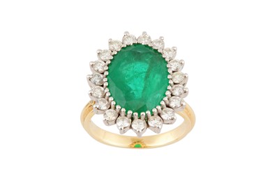 Lot 196 - An emerald and diamond cluster ring