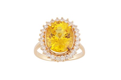 Lot 24 - A yellow sapphire and diamond ring