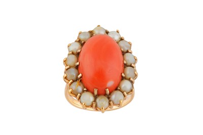 Lot 52 - λ A coral and pearl cluster ring