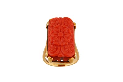 Lot 55 - λ  A gold and coral ring