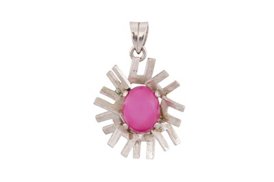 Lot 110 - A synthetic star ruby pendant, circa 1970