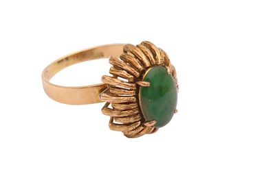 Lot 1009 - A JADE RING