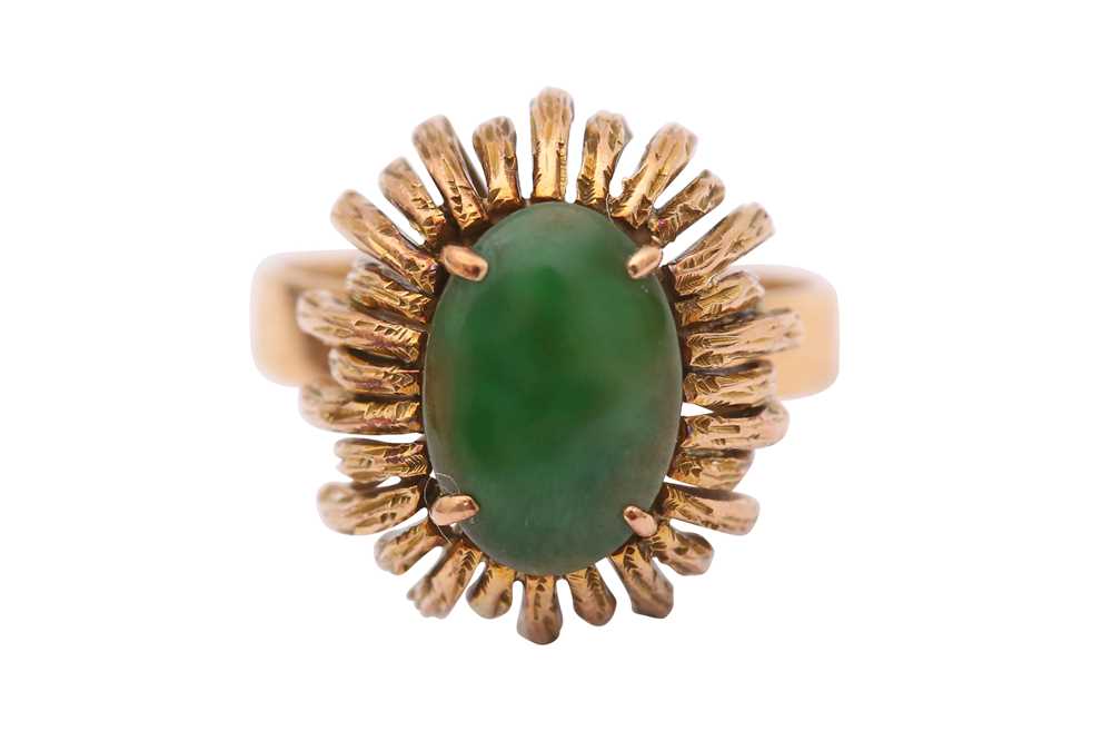 Lot 1009 - A JADE RING