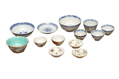 Lot 143 - A GROUP OF CHINESE BLUE AND WHITE AND FAMILLE ROSE CERAMICS, 19TH/ 20TH CENTURY