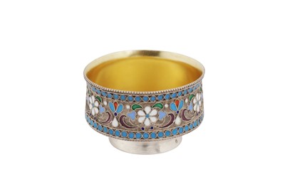 Lot 252 - A Nicholas II late 19th / early 20th century Russian 84 zolotnik silver gilt cloisonné enamel salt, Moscow 1898-1908 by CMШ (untraced)