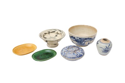 Lot 667 - A GROUP OF CHINESE CERAMICS