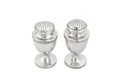 Lot 96 - A pair of early 19th century Indian Colonial silver condiments peppers, Calcutta 1821-23 by Twentyman, Beck and Co (active 1821-23)