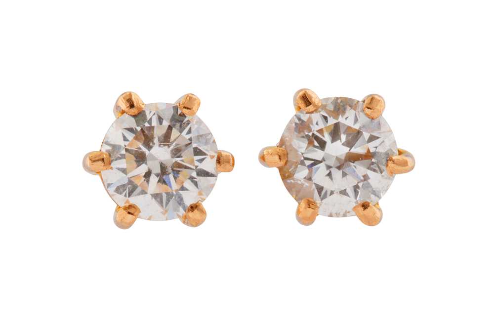 Lot 81 - A pair of diamond earstuds