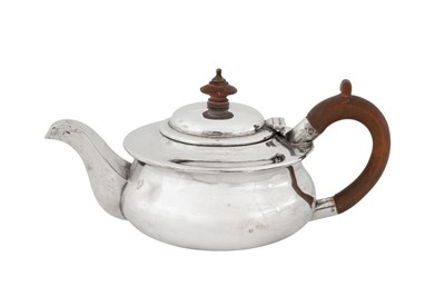 Lot 373 - An Edwardian sterling silver bachelor teapot, London 1908 by Holland, Aldwinckle & Slater