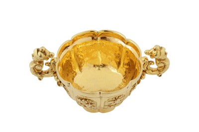Lot 537 - An exceptional late 17th / early 18th century Chinese silver gilt tea bowl circa 1700, with Queen Anne Britannia standard handles, London 1705 by David Willaume I (1658-1741)