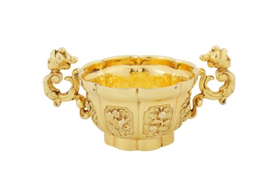 Lot 537 - An exceptional late 17th / early 18th century Chinese silver gilt tea bowl circa 1700, with Queen Anne Britannia standard handles, London 1705 by David Willaume I (1658-1741)