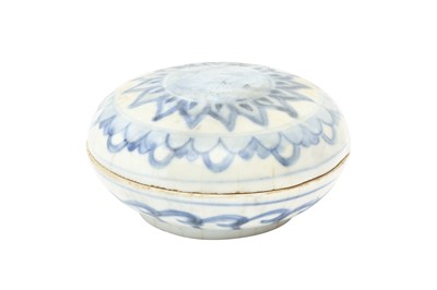 Lot 473 - A CHINESE BLUE AND WHITE CIRCULAR BOX AND COVER