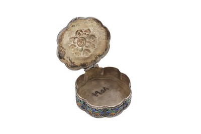 Lot 371 - A CLOISONNÉ ENAMELLED SILVER SNUFFBOX WITH ANGELS