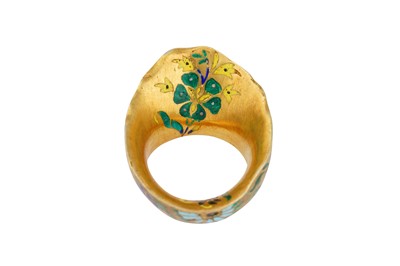 Lot 301 - A POLYCHROME-ENAMELLED PARCEL-GILT SILVER THUMB RING